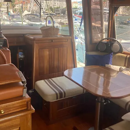 Sejour Athipique A Botel *